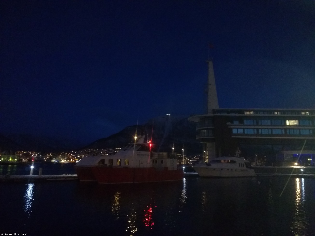 252453-norvegia-2018-03-24-014-il-fronte-del-porto-5.jpg