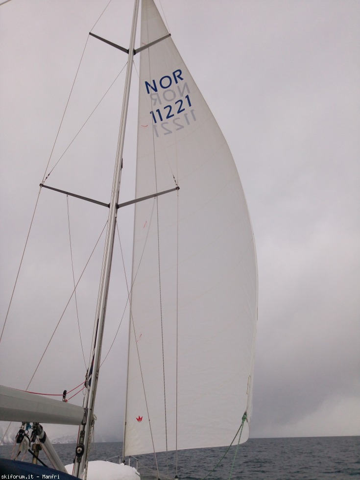 252585-norvegia-2018-03-28-3-451-siamo-su-una-barca-a-vela-2.jpg