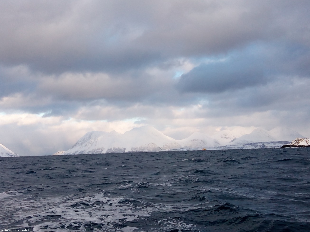 252635-norvegia-2018-03-29-2-564-scorci-dalla-barca-4.jpg