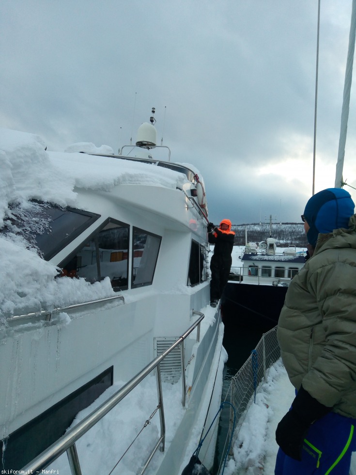252640-norvegia-2018-03-29-2-569-parcheggio-in-seconda-fila.jpg