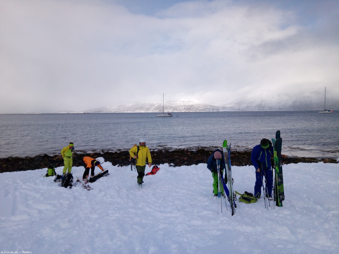 252651-norvegia-2018-03-30-1-611-soliti-preparativi-lungo-mare.jpg