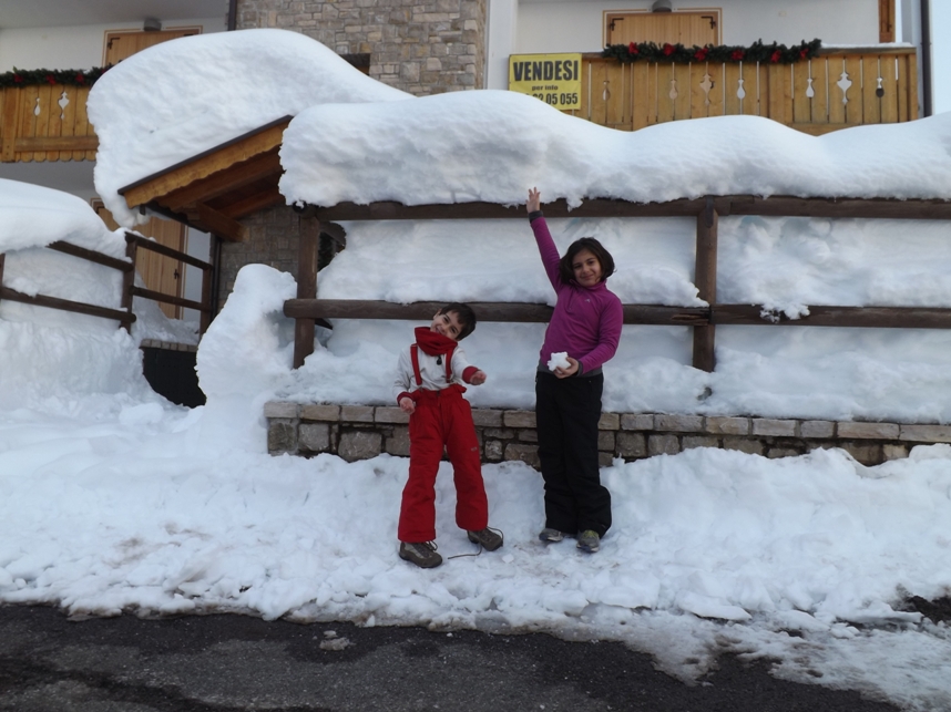 116723-bimbi-misurano-la-neve-vicino-al-bonardi-a-1800m.jpg