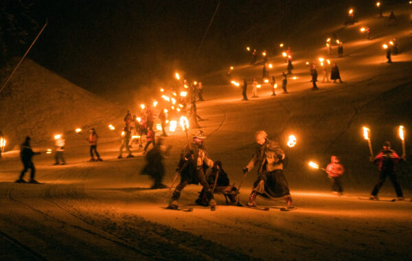 Tarvisio – La magia del Monte Lussari accesa dalla tradizionale Fiaccolata e dallo Ski by night