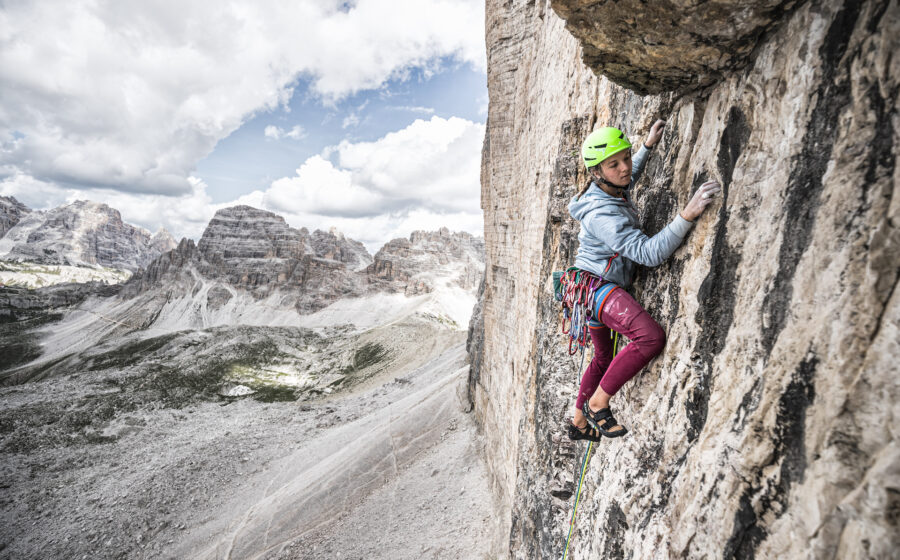 Tre domande per vincere tre giorni di arrampicata: Salewa mette in palio dodici posti all’Alpine Campus con la climber francese Eline Le Menestrel.