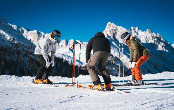 La scuola sci M’Over di Cortina d’Ampezzo ha scelto Helly Hansen