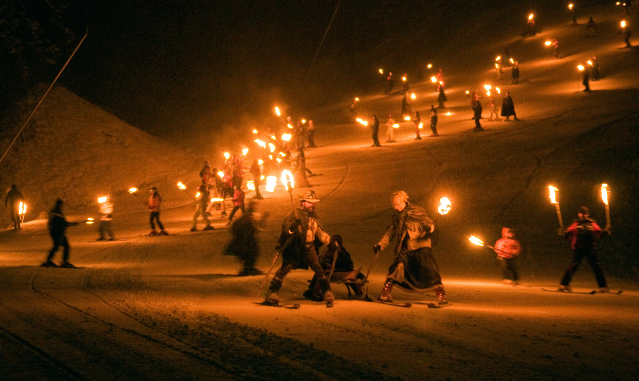 Tarvisio – La magia del Monte Lussari accesa dalla tradizionale Fiaccolata e dallo Ski by night
