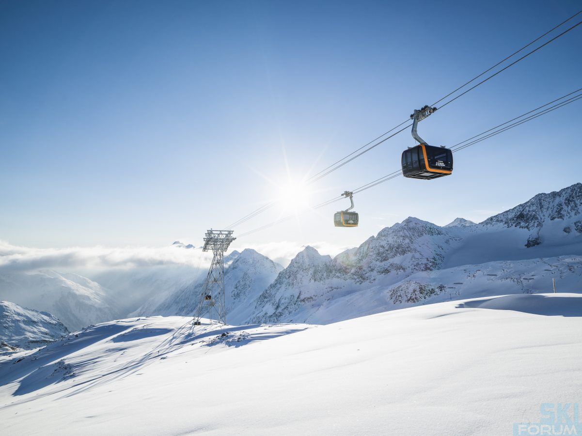 Con la cabinovia trifune 3S Eisratbahn si sale fino alla stazione Eisgrat, a 2.900 metri, sul Ghiacciaio dello Stubai © Andre Schoenherr
